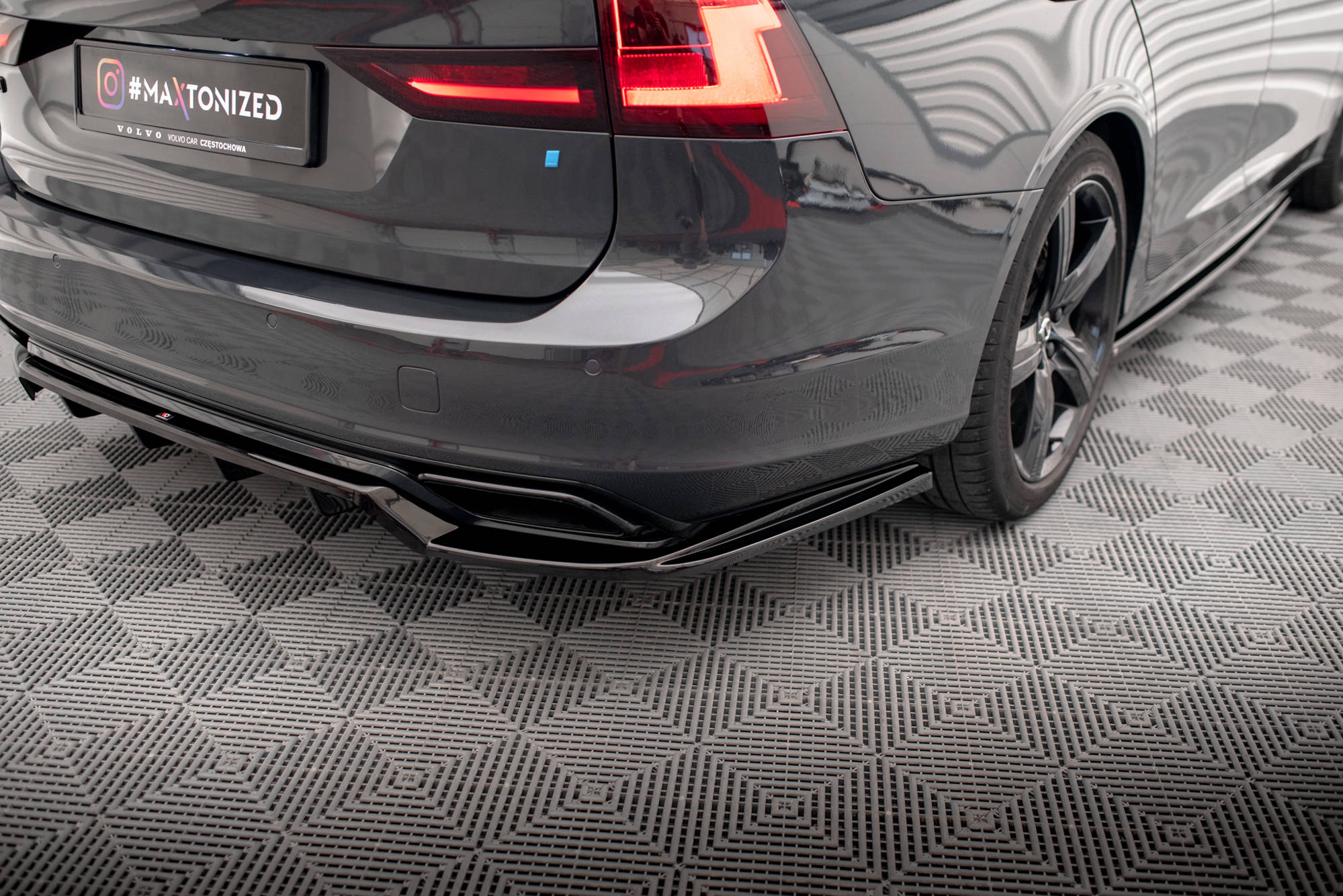Central Rear Splitter (Vertical Bars) Volvo V90 / S90 R-Design Mk2 - 4