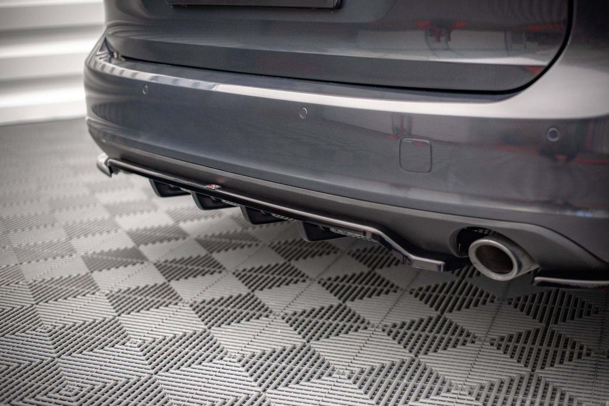 Central Rear Splitter V.1 (Vertical Bars) Volvo V90 Mk2 - 2