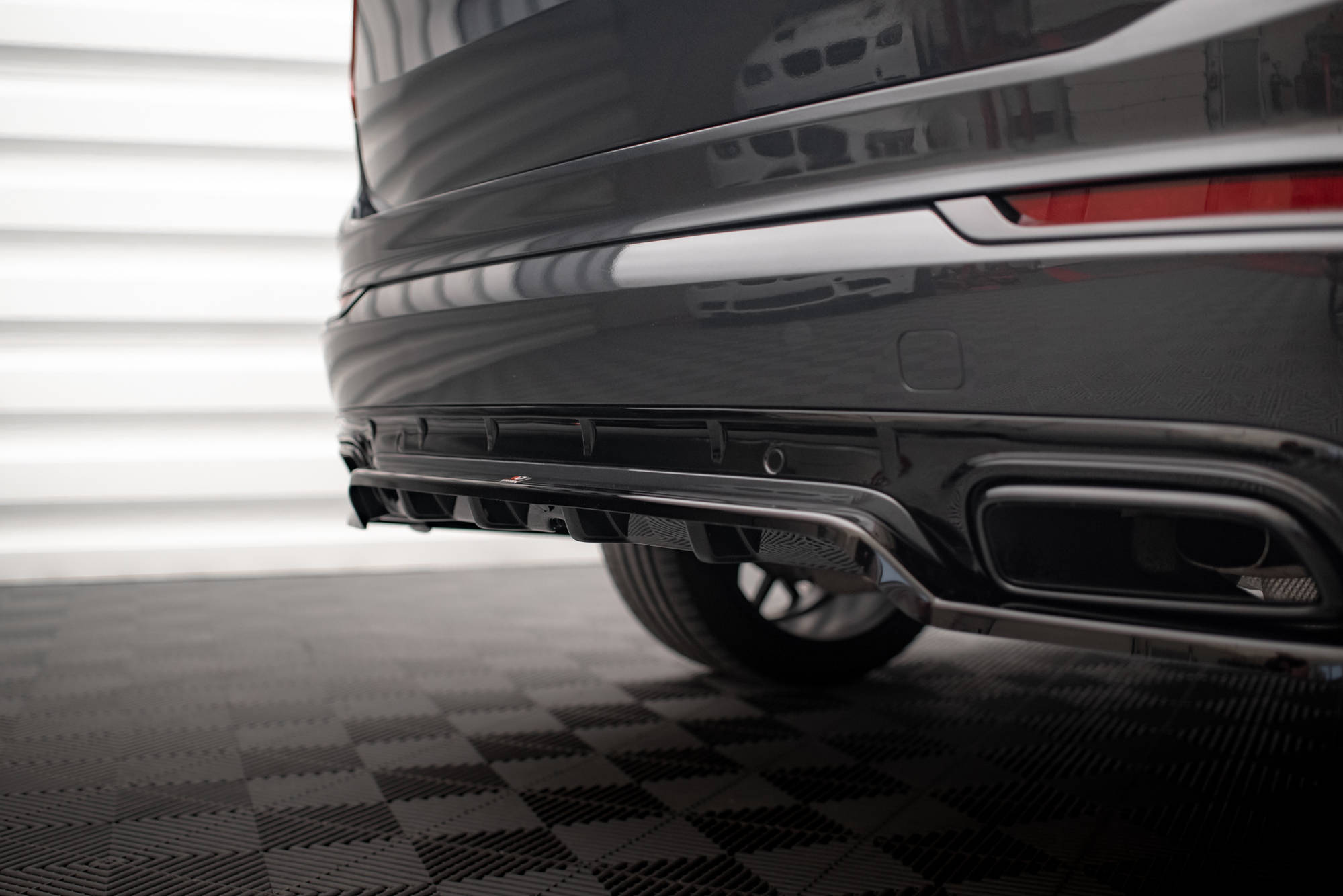 Central Rear Splitter (Vertical Bars) Volvo XC90 R-Design Mk2 Facelift - 4
