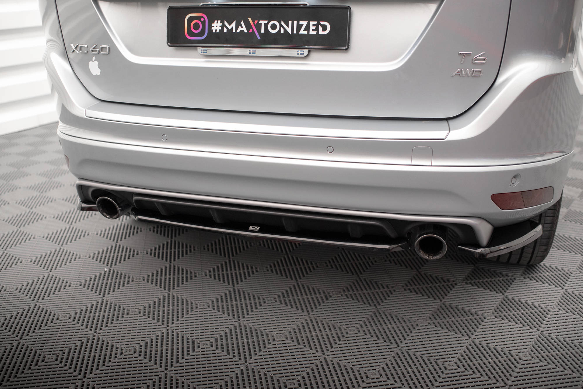 Central Rear Splitter Volvo XC60 R-Design Mk1 Facelift - 3