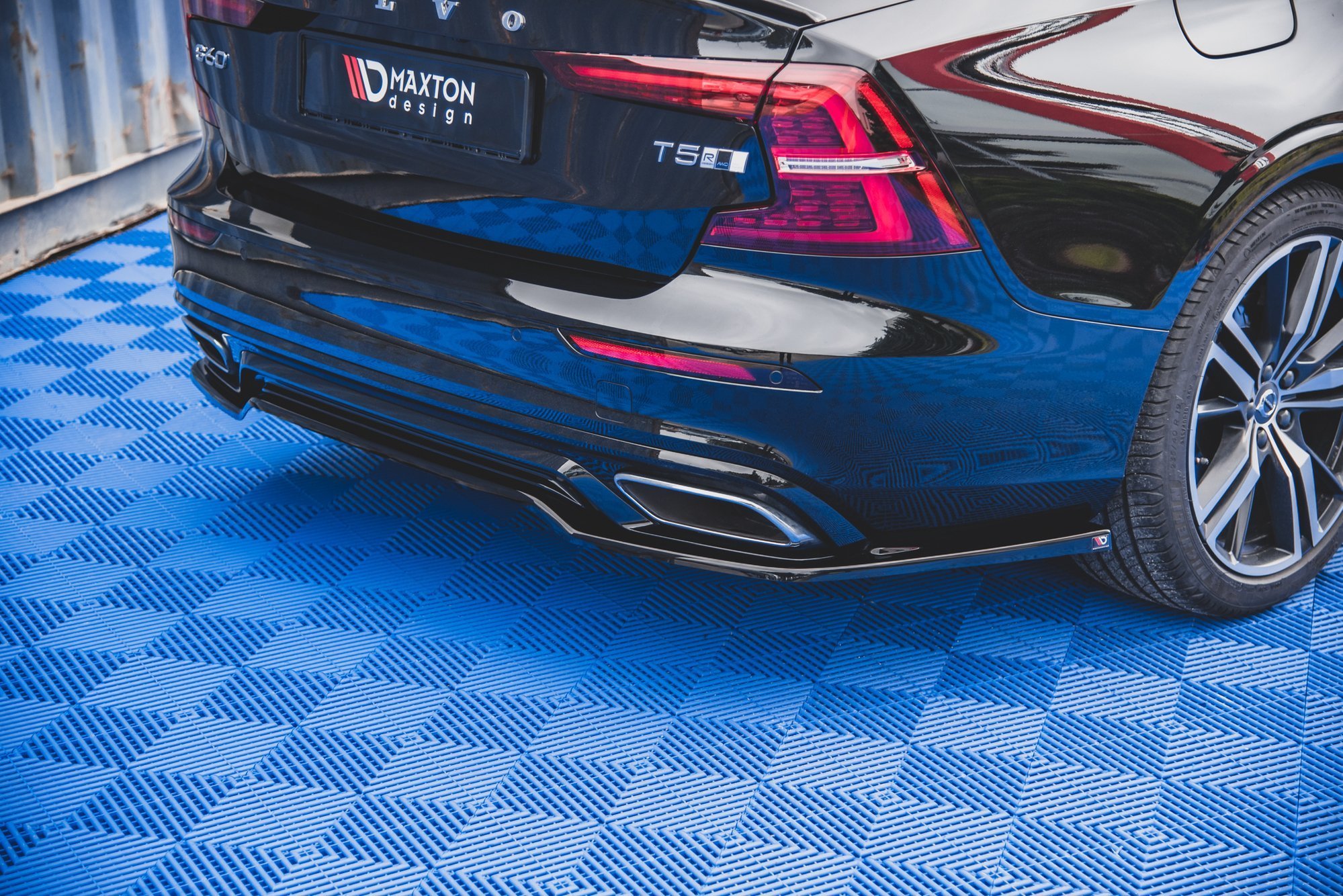 Central Rear Splitter Volvo S60 / V60 R-Design Mk3 - 3