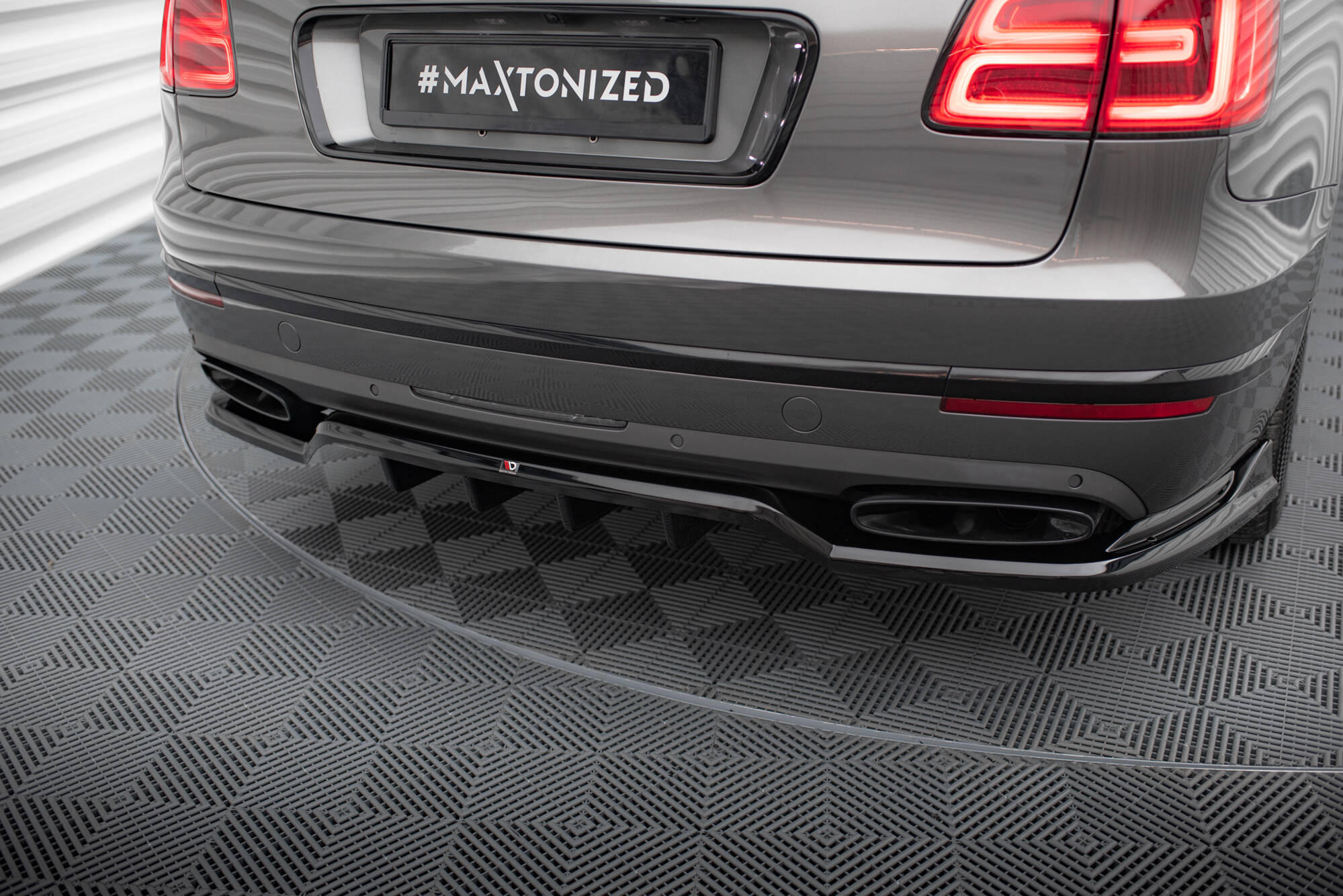 Central Rear Splitter (Vertical Bars) Bentley Bentayga Mk1 - 3