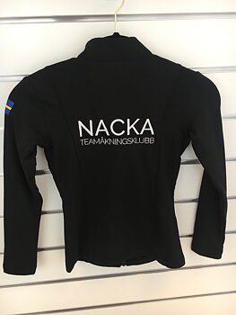 Svart klubbjacka Nacka teamåkningsklubb 