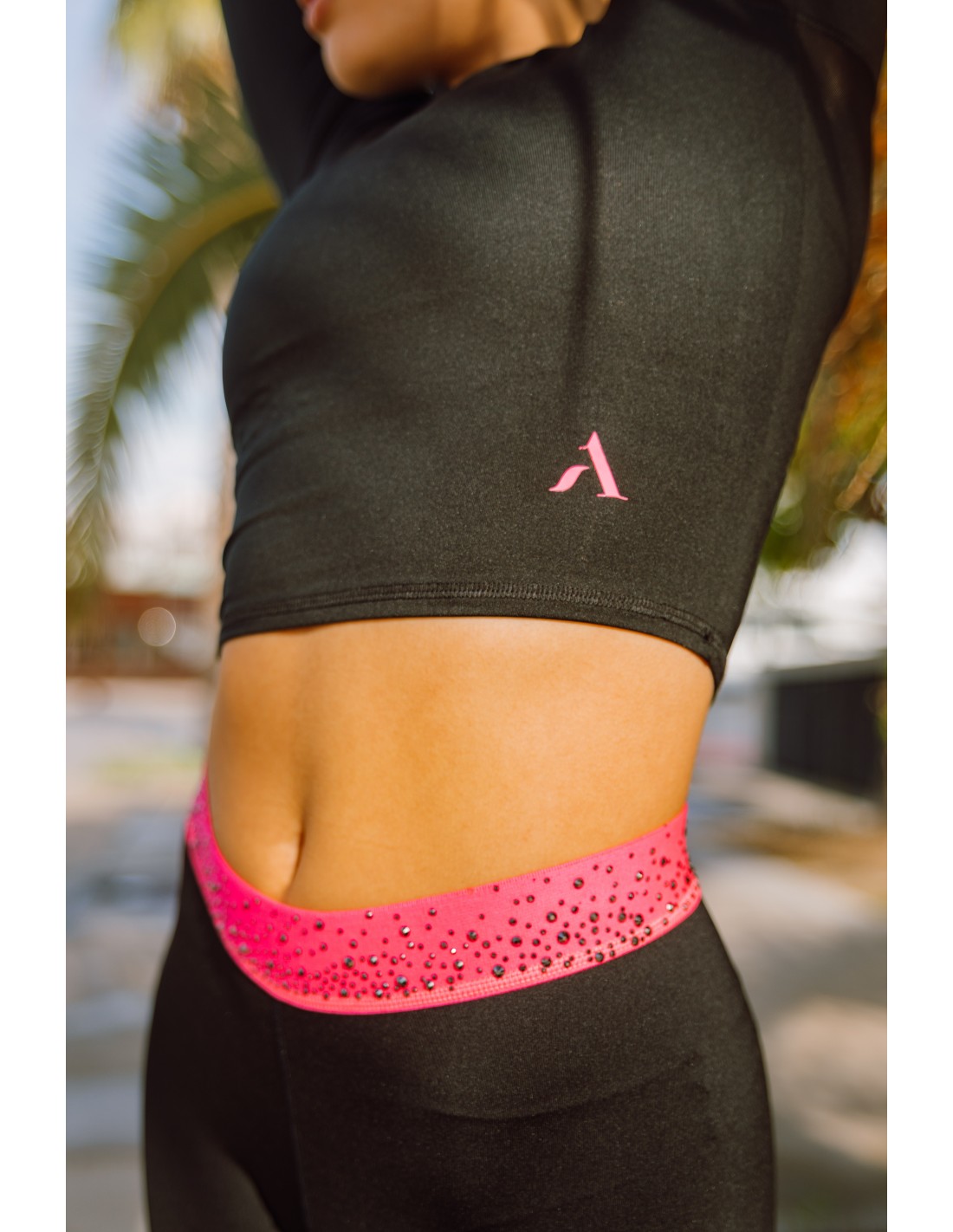 Crop top från Axelartistics med rosa detaljer