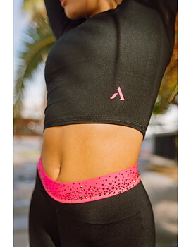 Crop top från Axelartistics med rosa detaljer