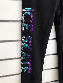 Texten ICE SKATE i glittriga hologrampaljetter