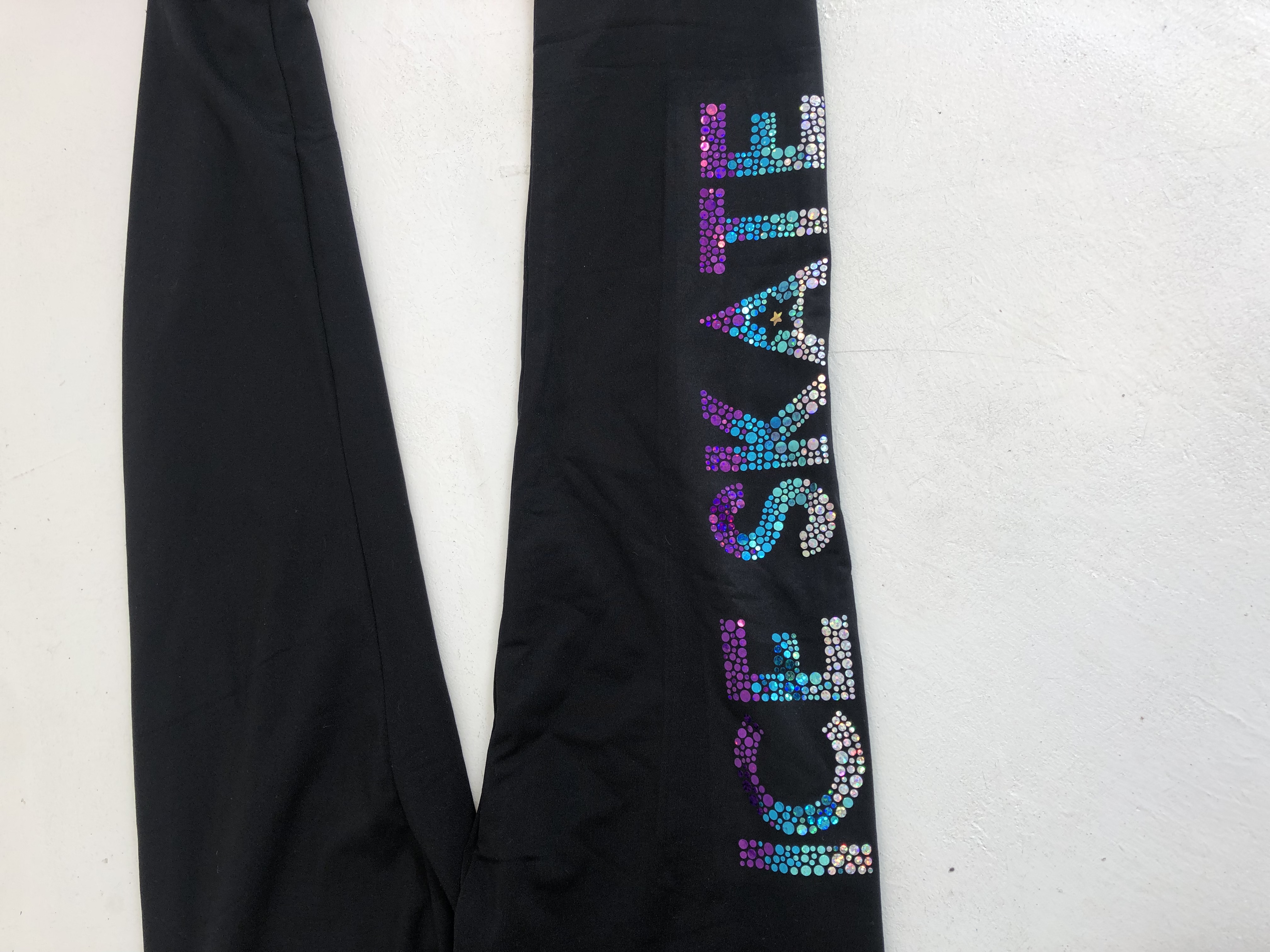 Texten ICE SKATE i glittriga hologrampaljetter - 3
