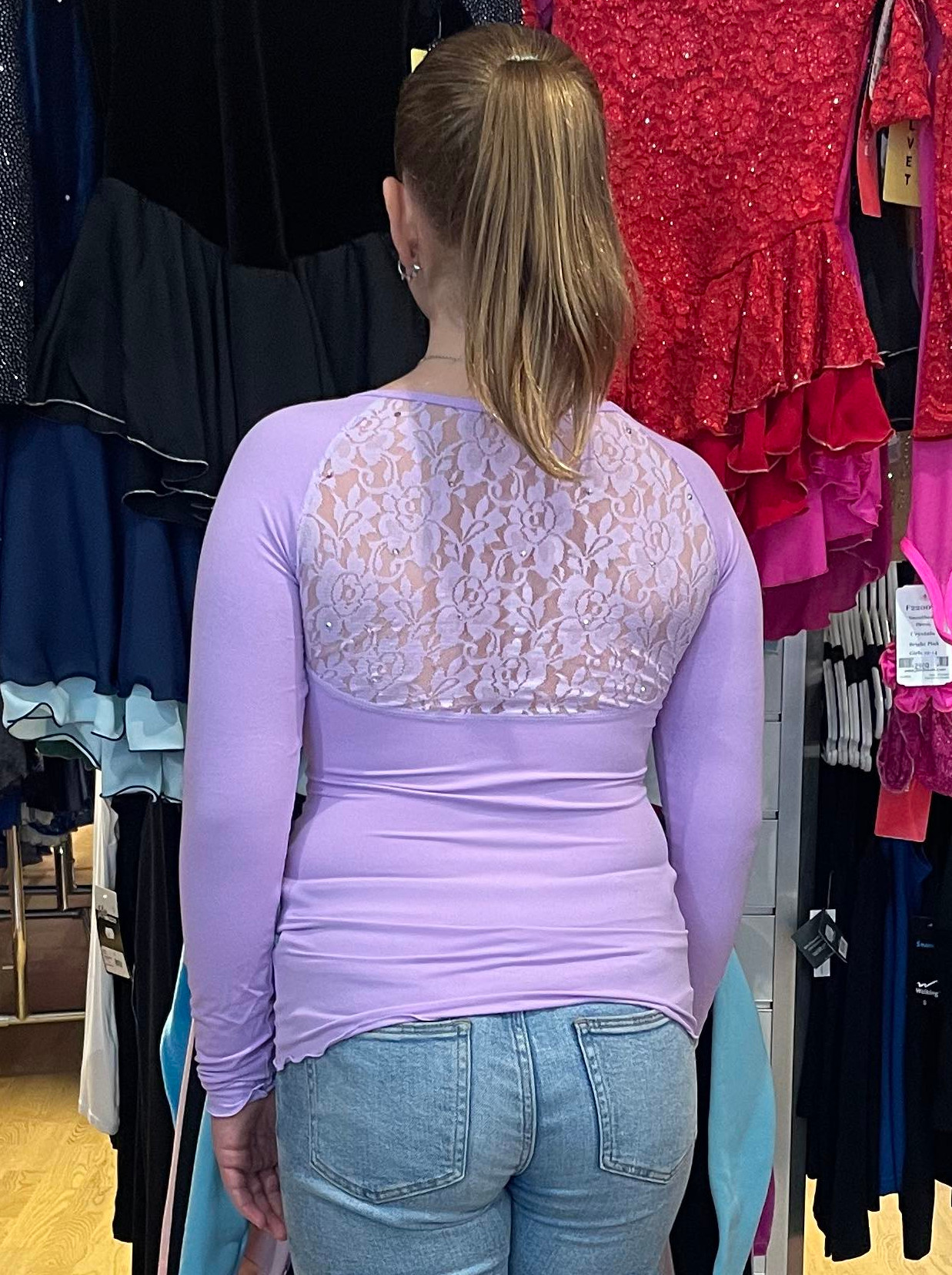 Ljuslila långärmad topp från Bolero med spetsinfällningar och kristaller - 2
