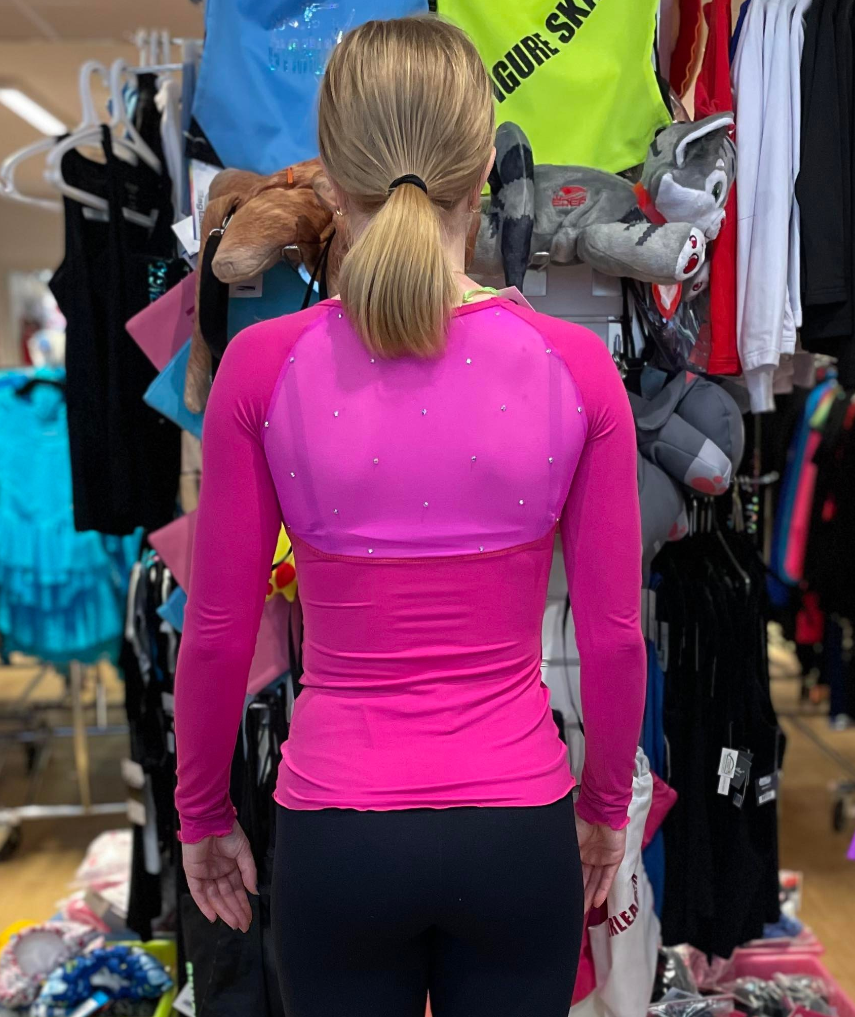 Långärmad cerise topp från Bolero med meshinfällningar och kristaller