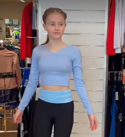 Långärmad ljusblå croptopp från Bolero med mesh i ryggen och kristaller