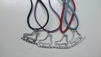 Halsband med skridsko i tenn