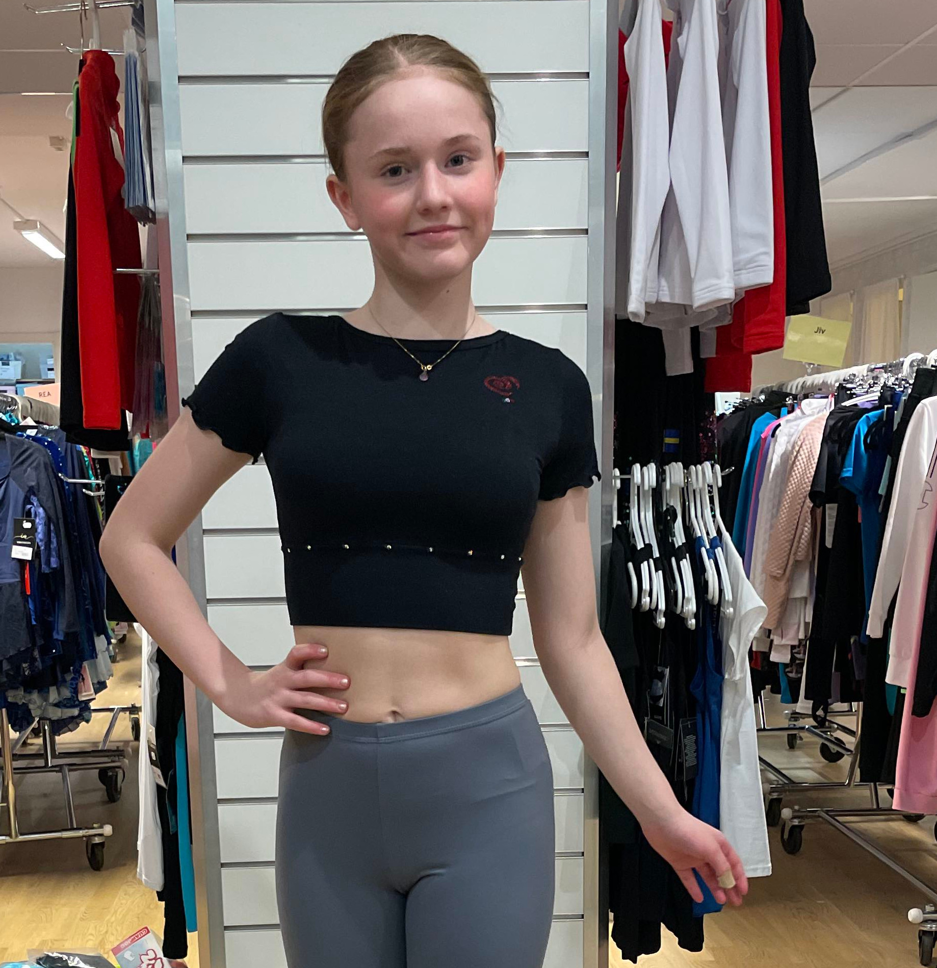 Kortärmad croptopp från Bolero med flätmönster i ryggen och kristaller - 2