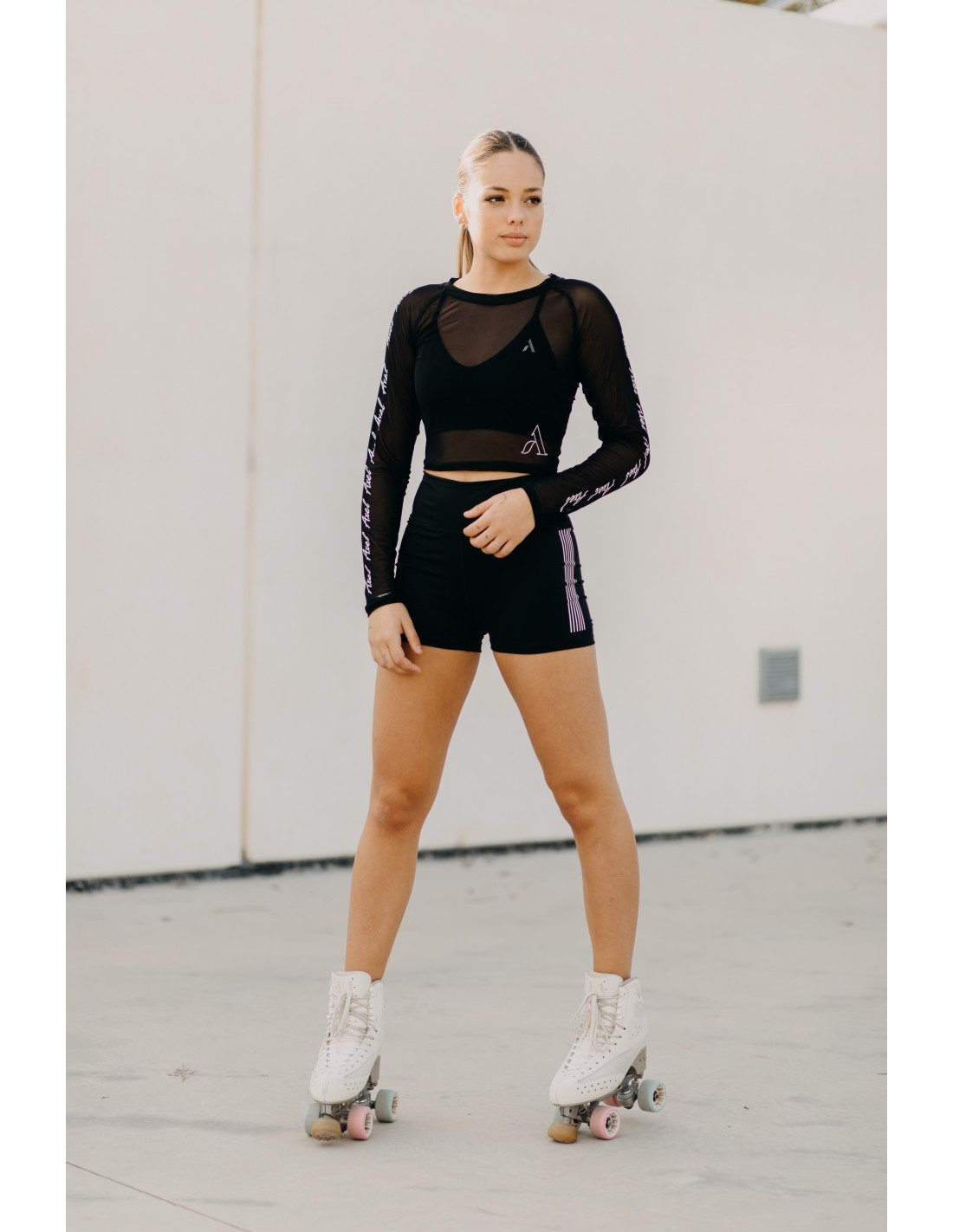 Genomskinlig crop top från Axelartistics med vita detaljer - 2