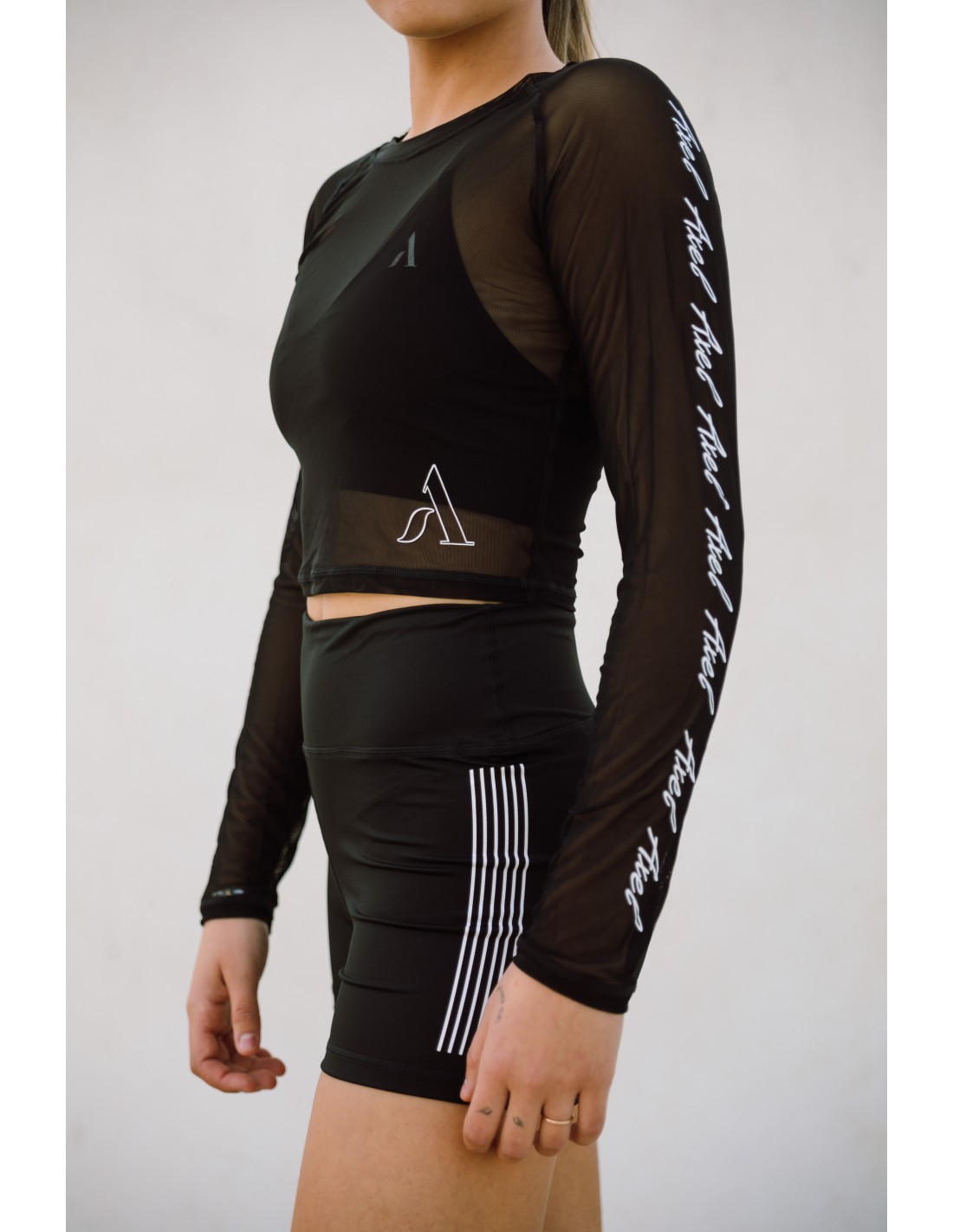 Genomskinlig crop top från Axelartistics med vita detaljer