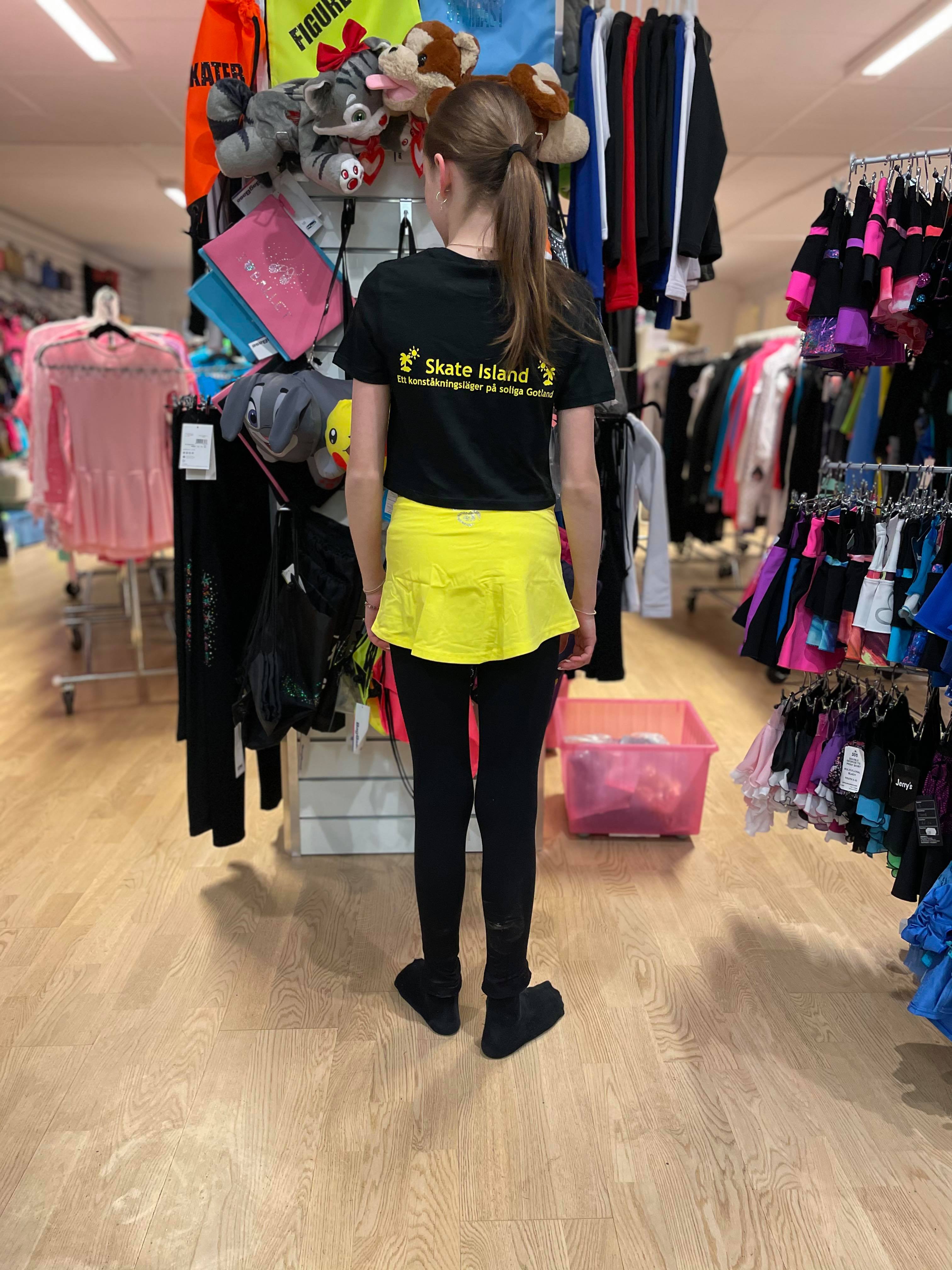 Kort t-shirt i svart - 2