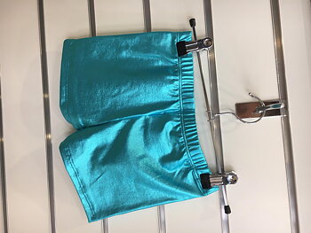 Glittriga hotpants i turkos