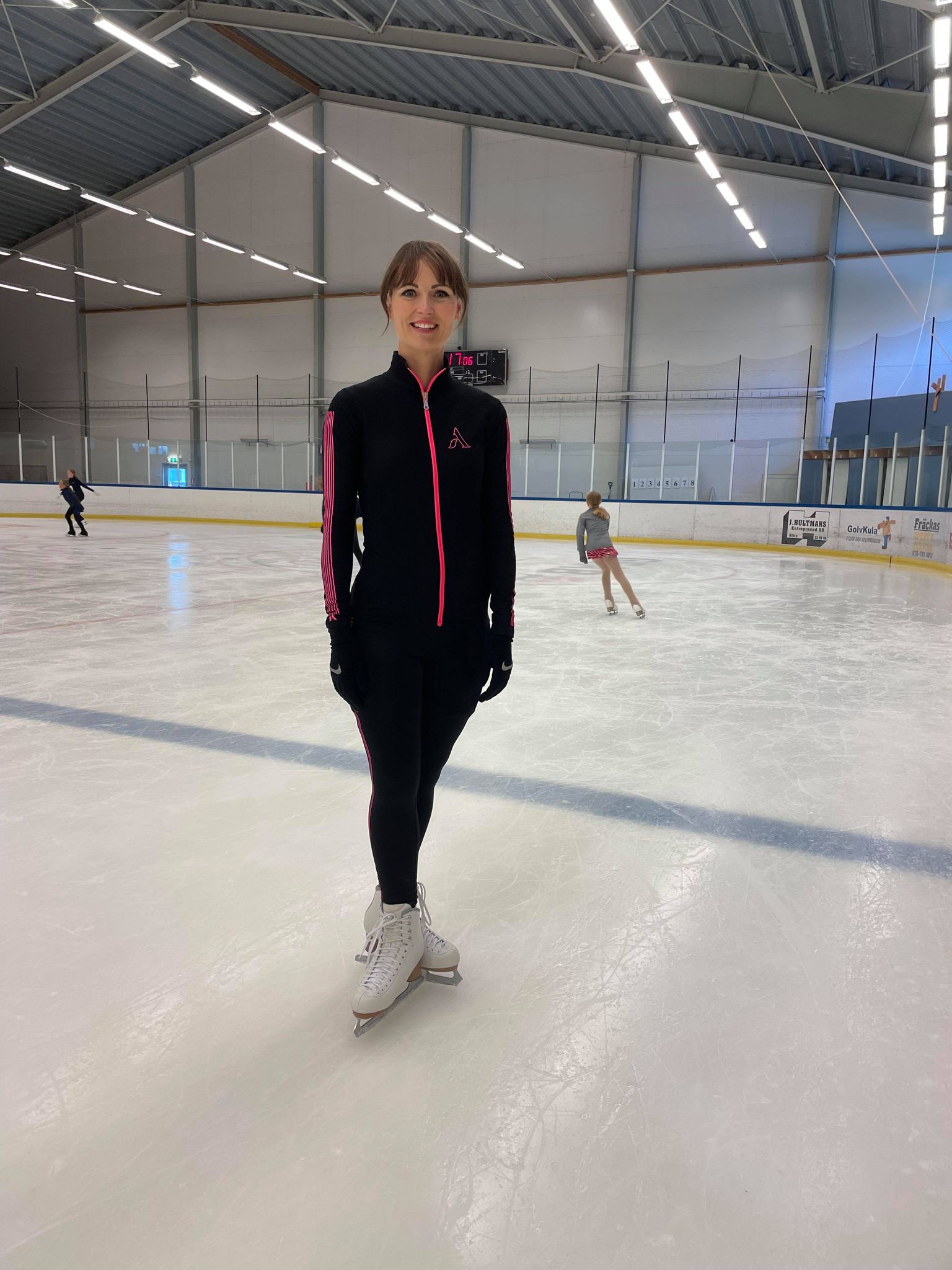 Svart jacka med rosa dekor från Axelartistics - 3
