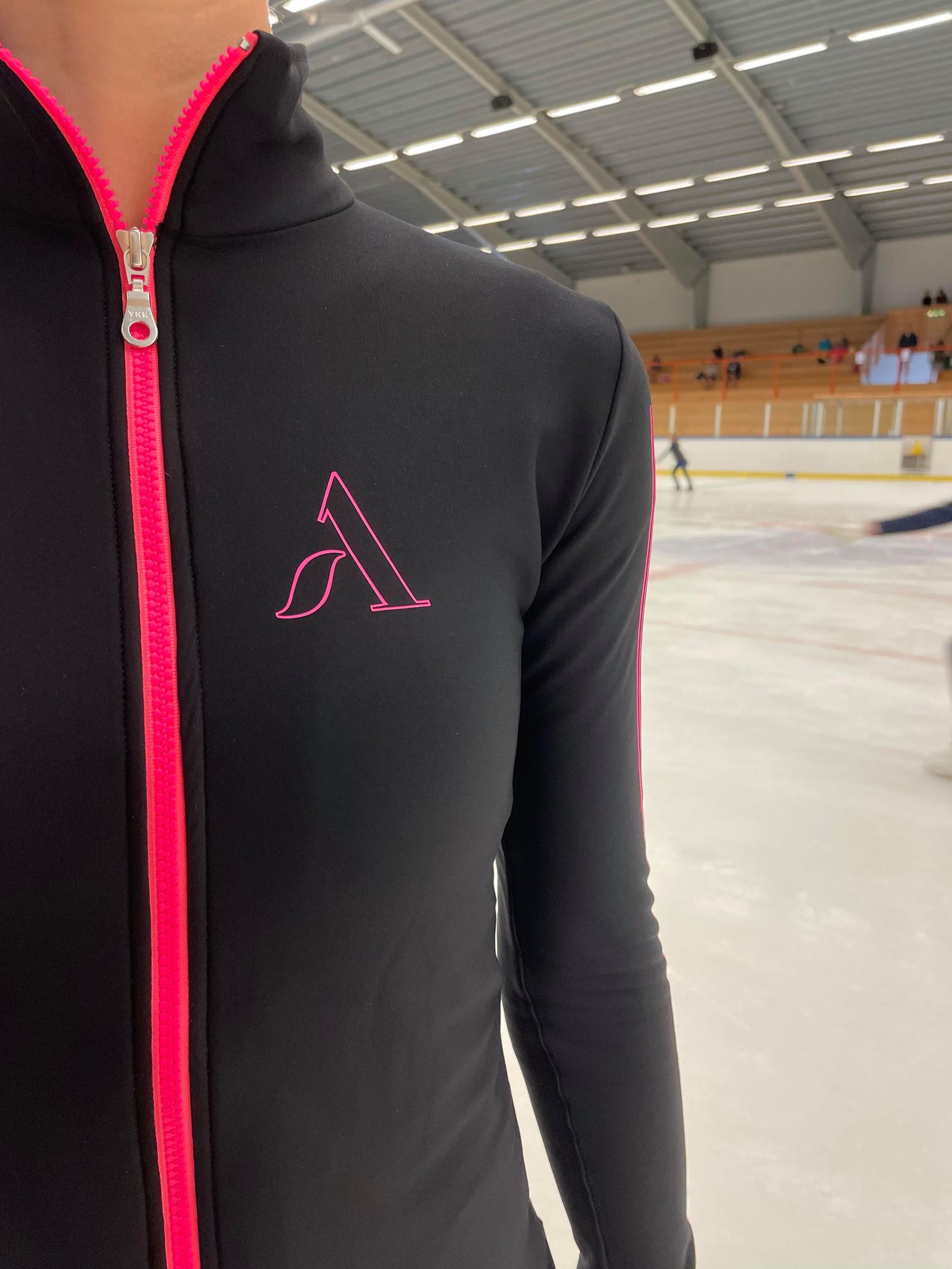 Svart jacka med rosa dekor från Axelartistics - 4