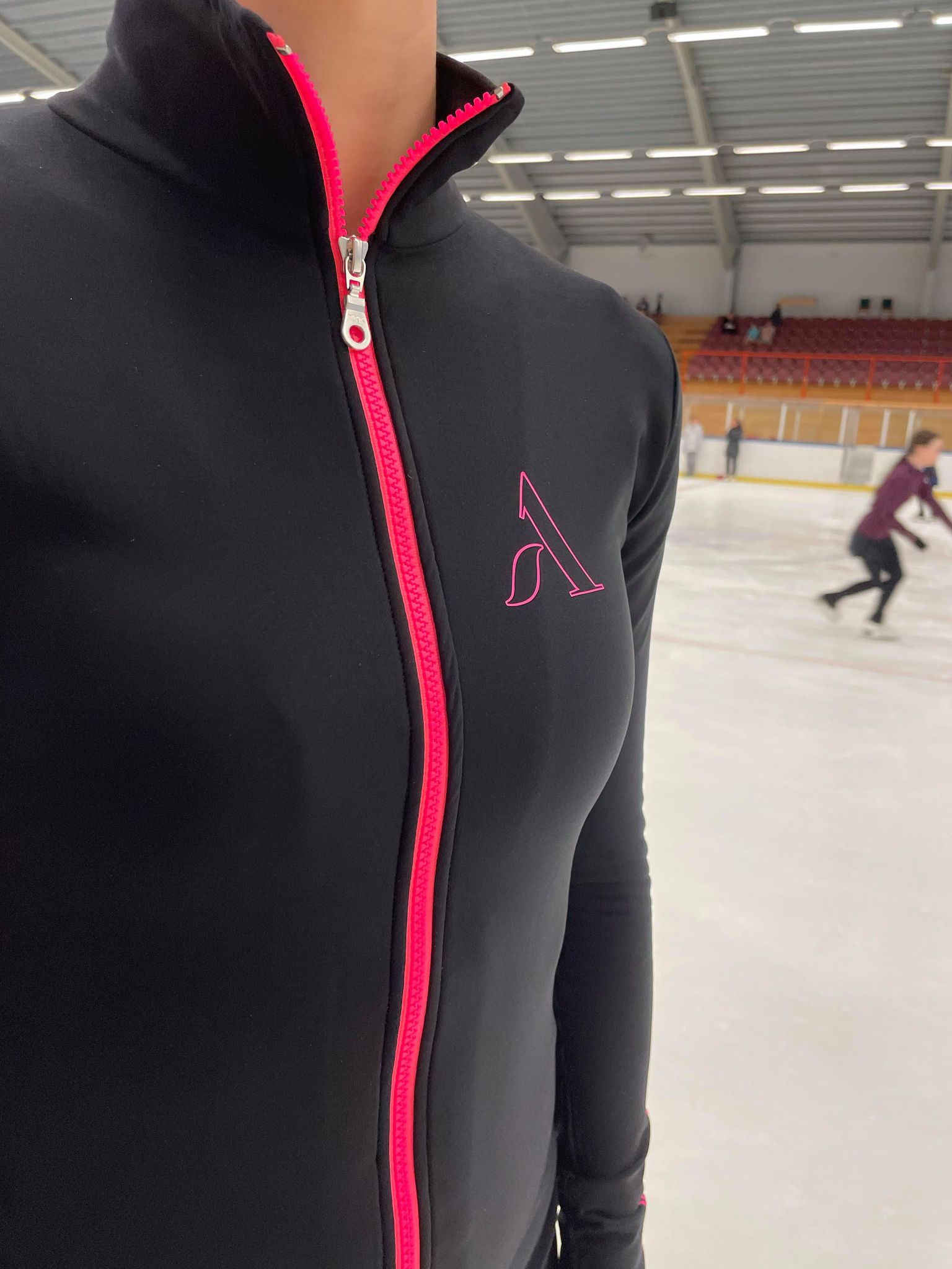 Svart jacka med rosa dekor från Axelartistics - 6