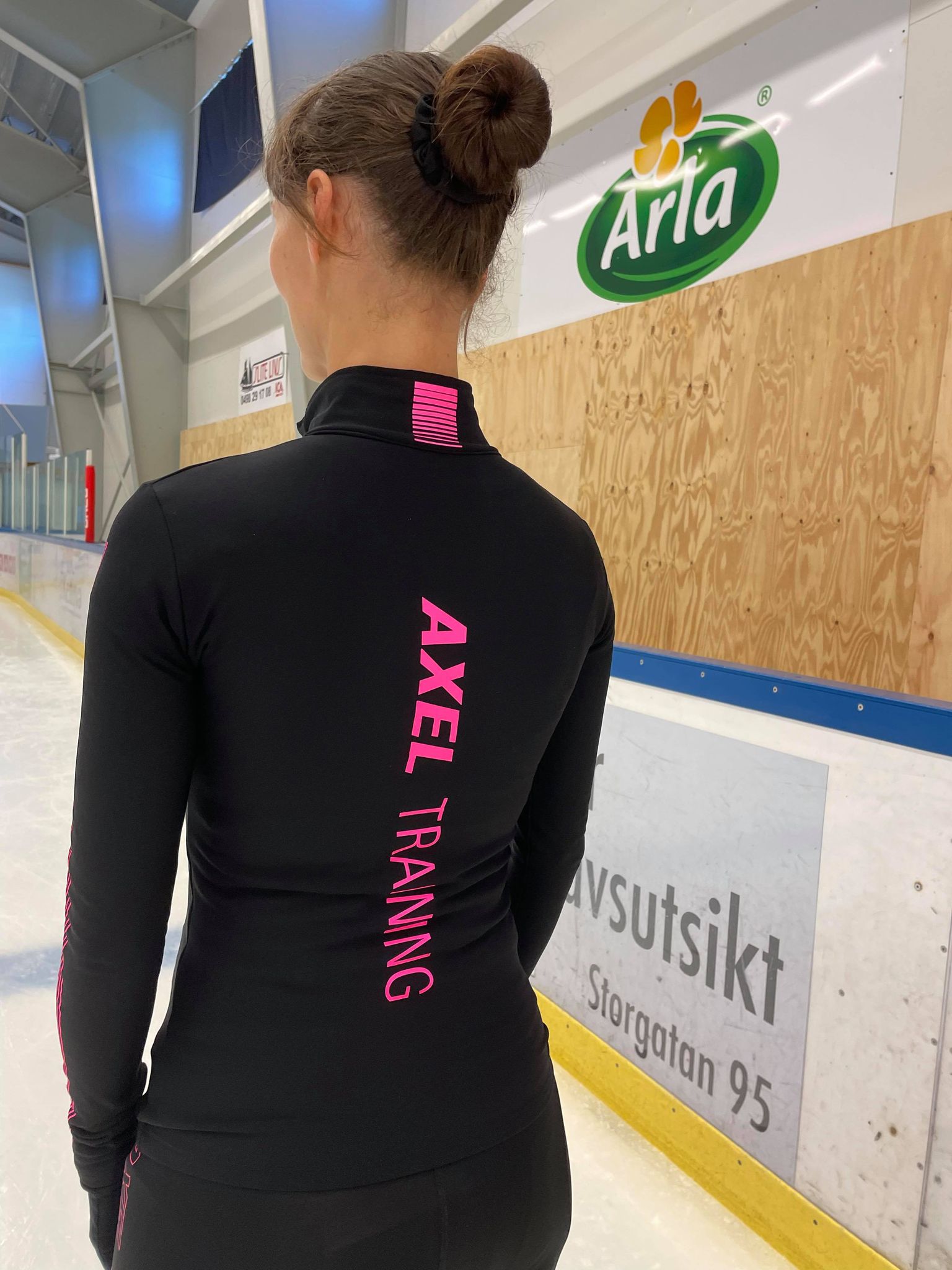 Svart jacka med rosa dekor från Axelartistics - 2