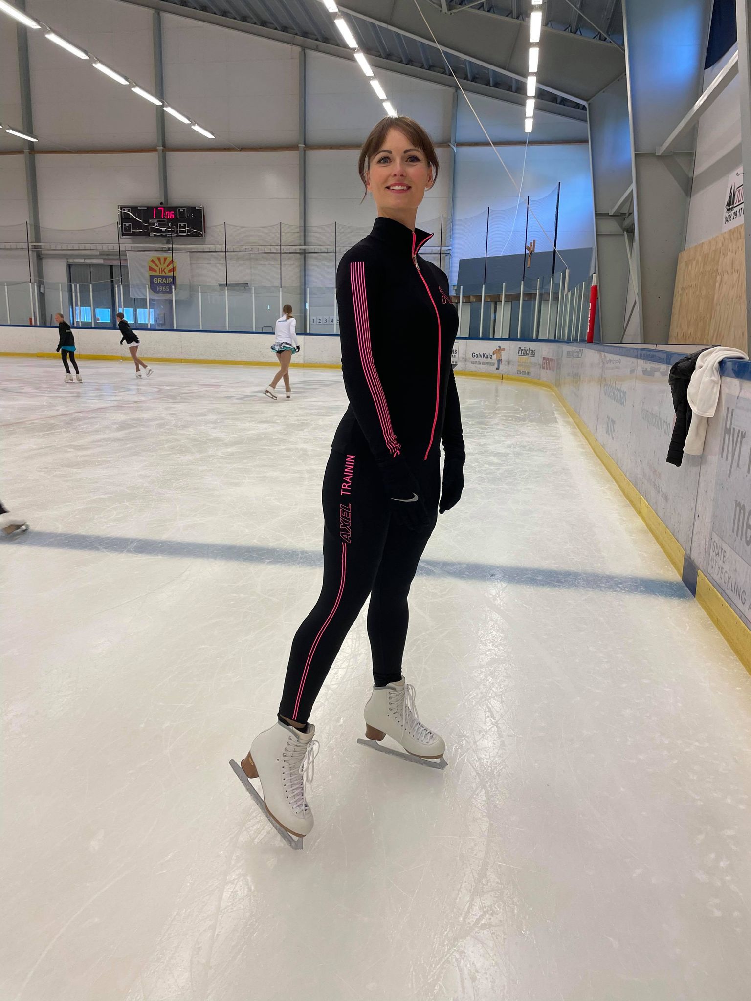 Svart jacka med rosa dekor från Axelartistics - 5