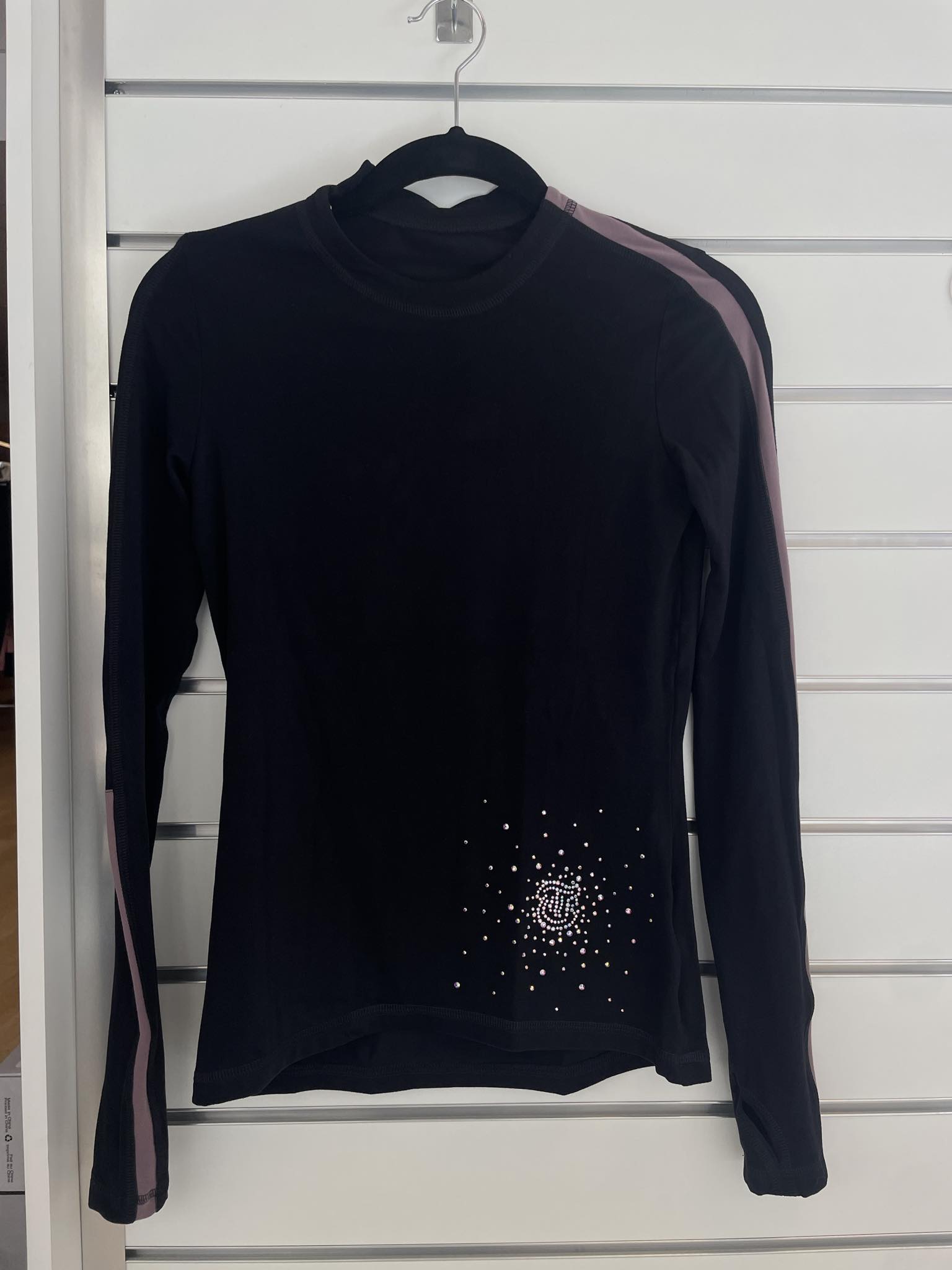 Långärmad tröja i svart från Thuono med dekor i mesh i färgen illusion