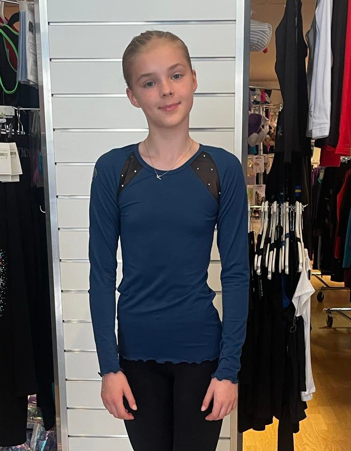 Långärmad blågrön topp i färgen profondo från Bolero med svarta meshinfällningar och kristaller