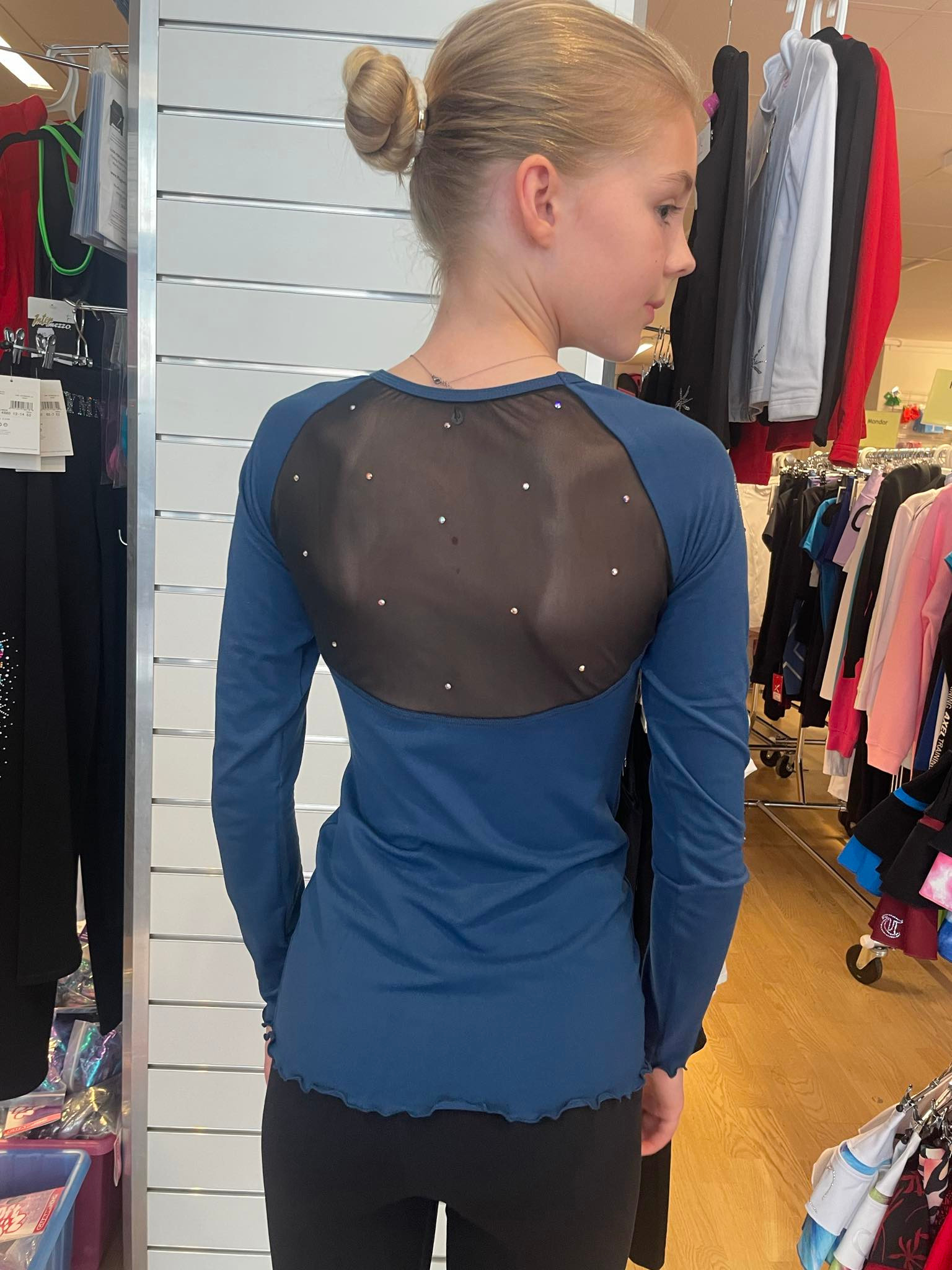 Långärmad blågrön topp i färgen profondo från Bolero med svarta meshinfällningar och kristaller - 2