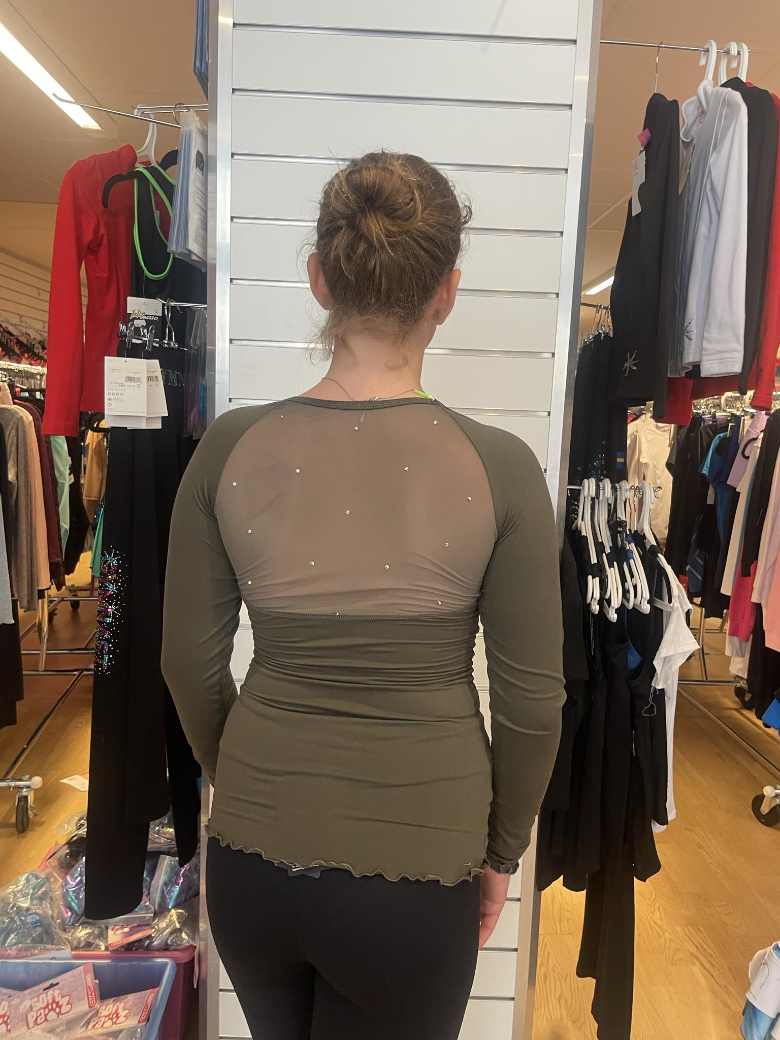 Långärmad grön topp i färgen survivor från Bolero med meshinfällningar och kristaller - 2