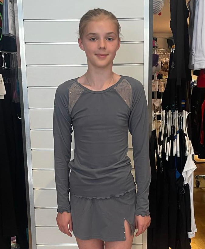 Långärmad grå topp från Bolero med spetsinfällningar och kristaller