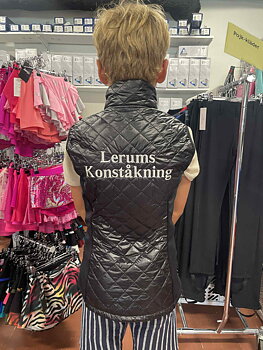 Svart klubbväst Öviks konståkningsklubb