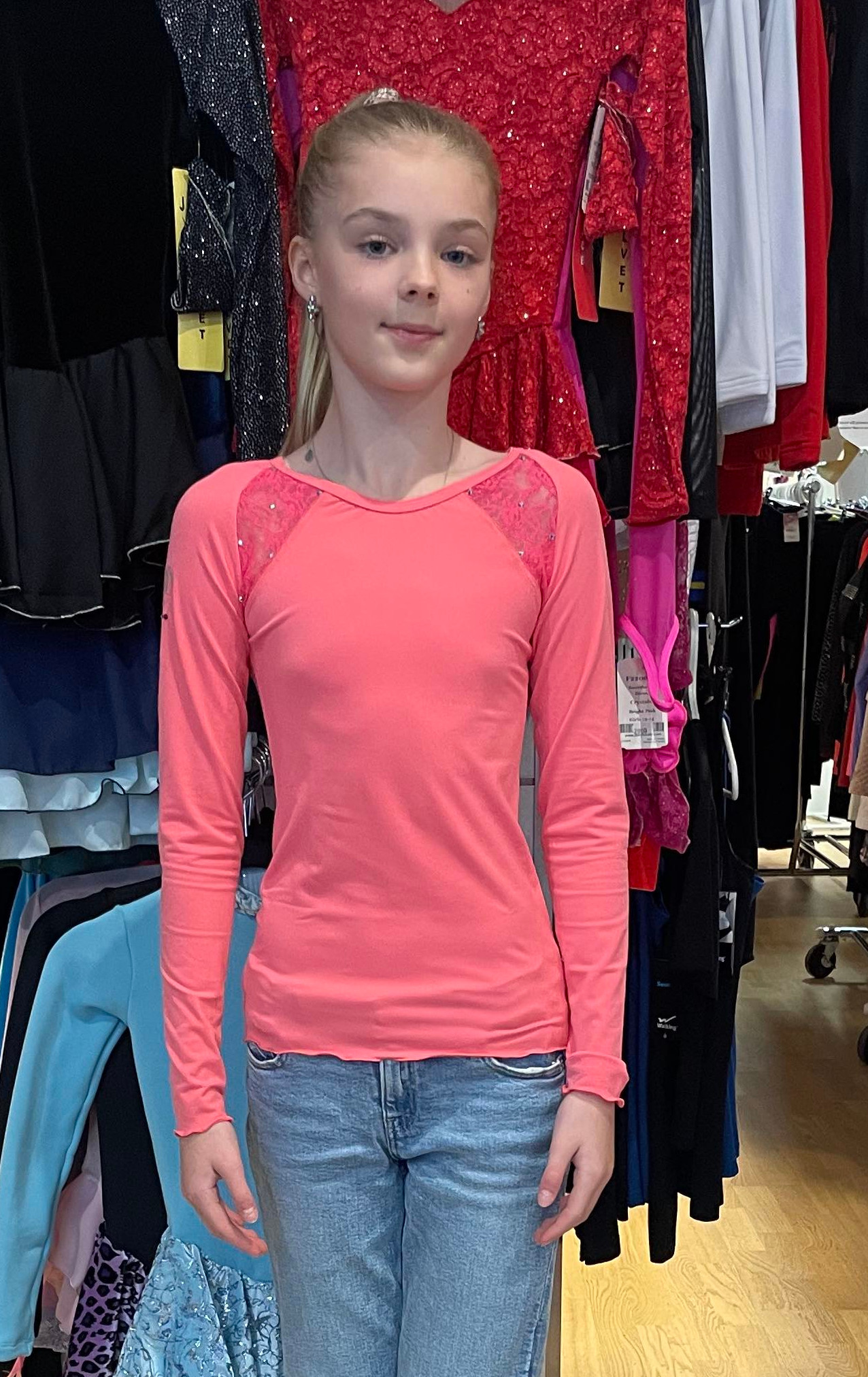 Långärmad topp från Bolero i ljust korall med spetsinfällningar och kristaller - 2
