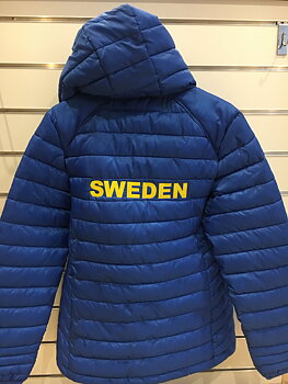 Varm jacka med Sweden-broderi