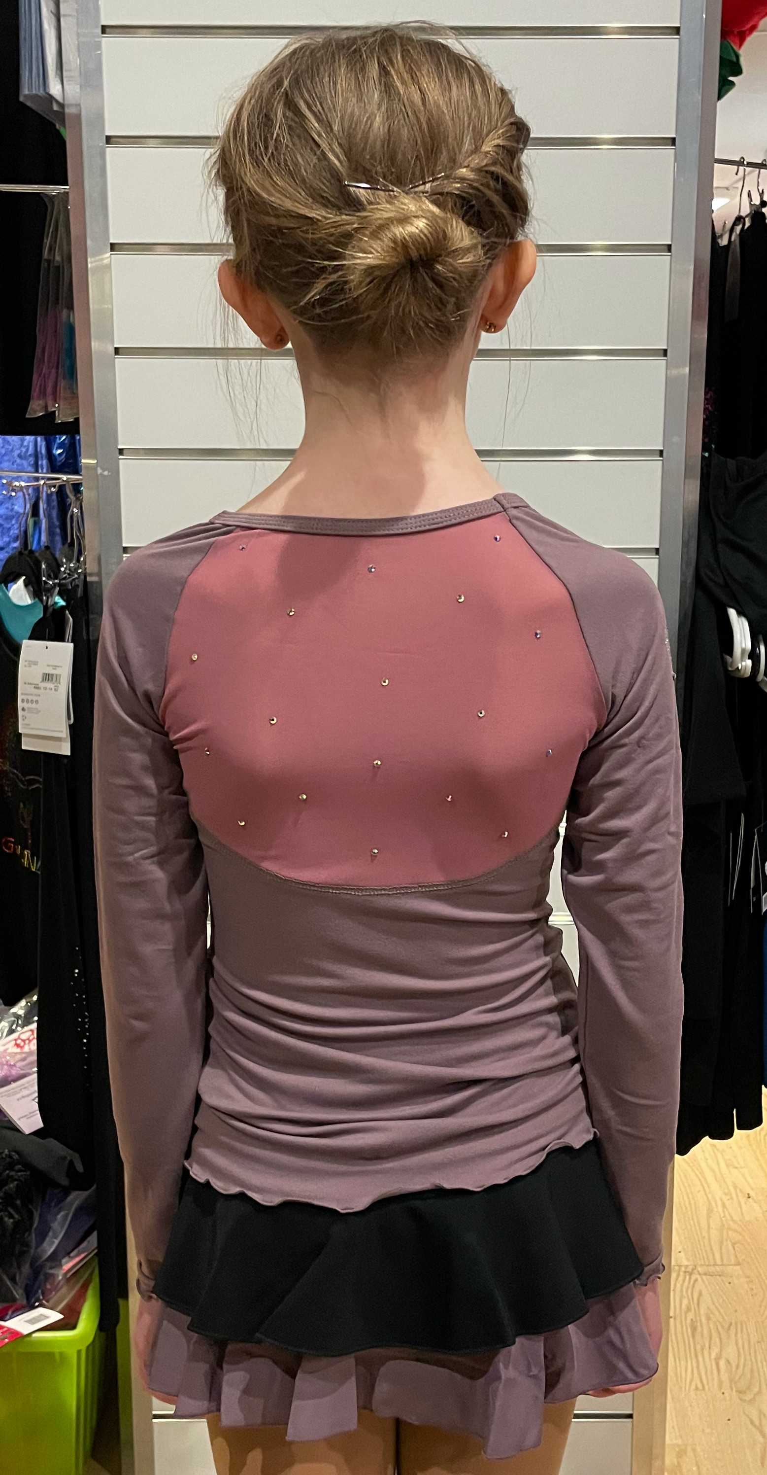 Långärmad topp i färgen illusion från Bolero med meshinfällningar och kristaller - 2