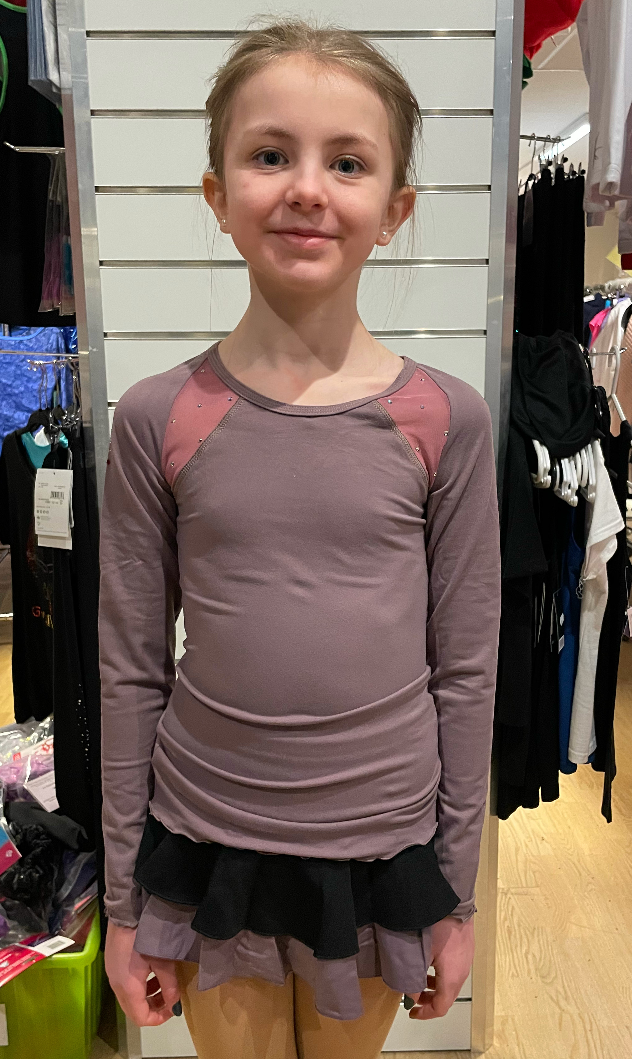Långärmad topp i färgen illusion från Bolero med meshinfällningar och kristaller