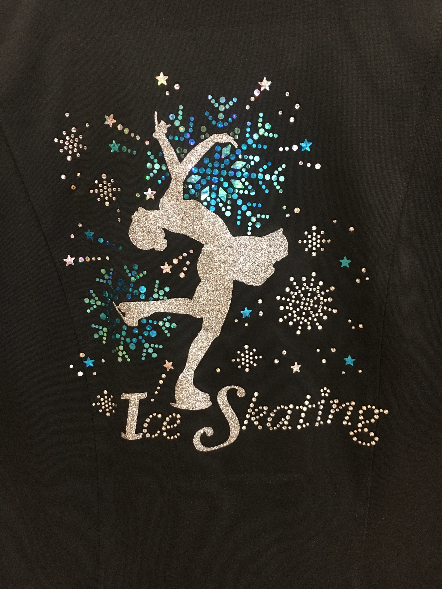 Konståkningstryck med glitter, kristallet och hologram i rosa eller turkos