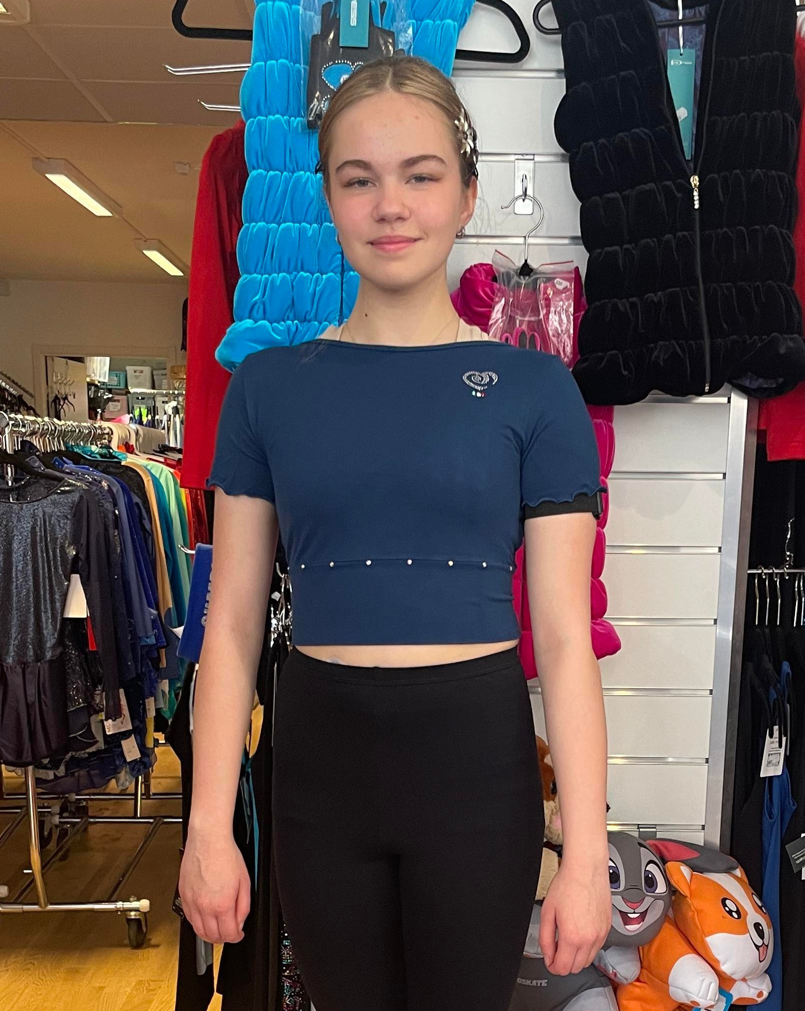 Kortärmad croptopp från Bolero med flätmönster i ryggen och kristaller - 2