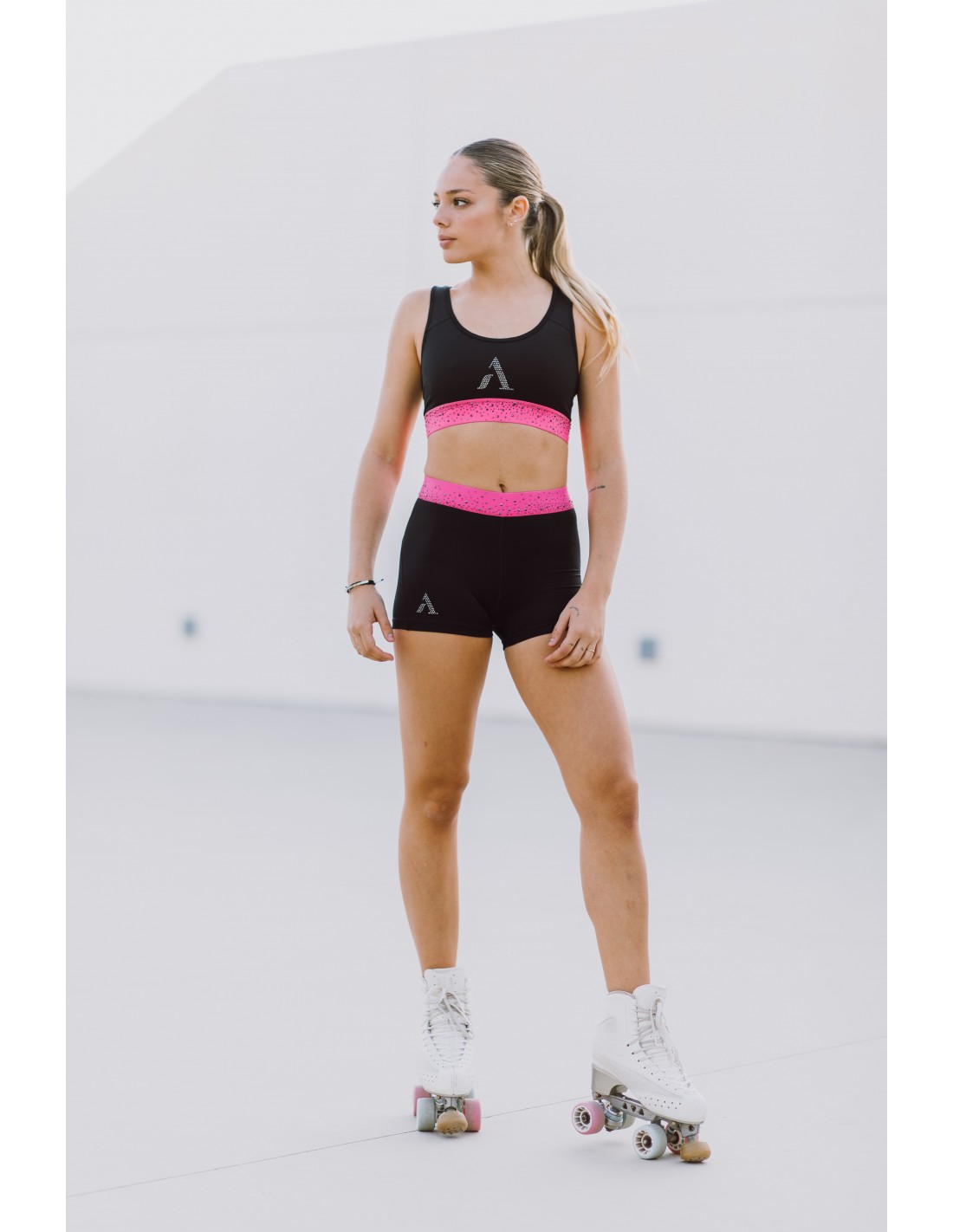 Shorts med rosa dekor och kristaller från Axelartistics