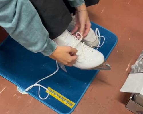 Lär dig att knyta skridskorna  