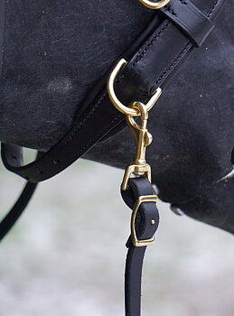 Slät lädertygel med hakar, Opux® svart/mässing, 320 cm