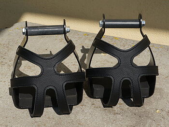 Safety stirrups with leather cage (for fenders), black