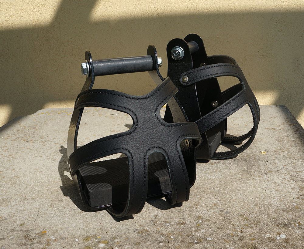 Safety stirrups with leather cage (for fenders), black