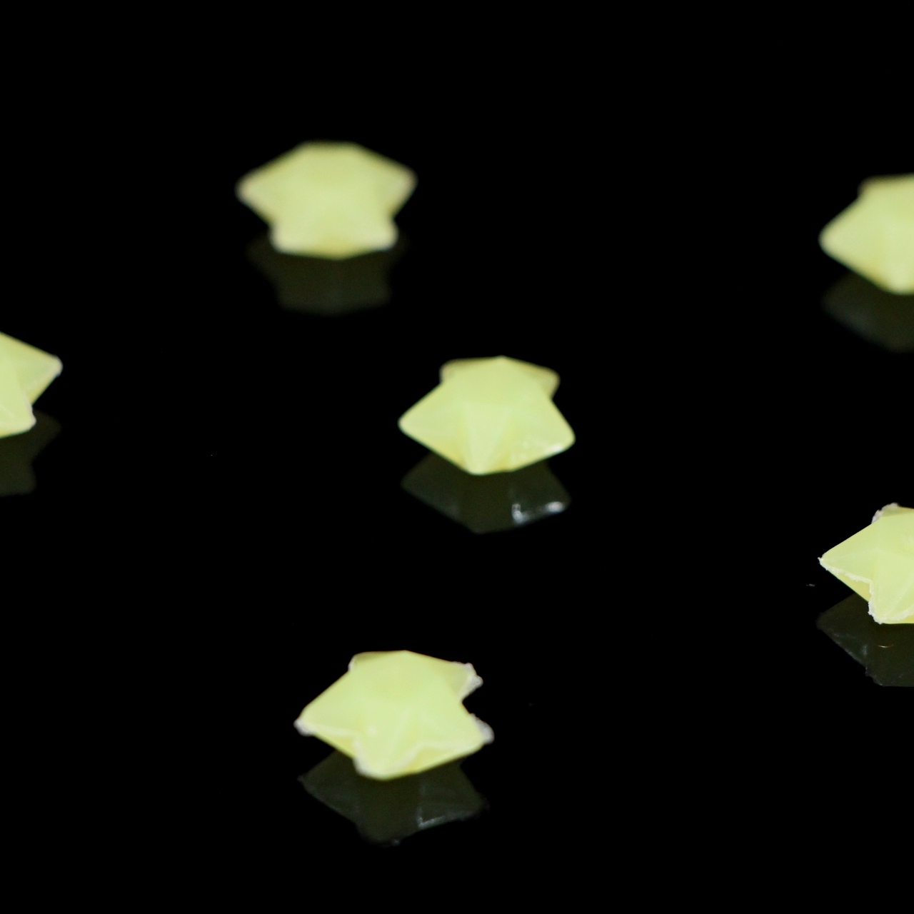 FLUORESCERANDE STJÄRNOR I AKRYL 50 st FÖR EX BARNRUM - 2