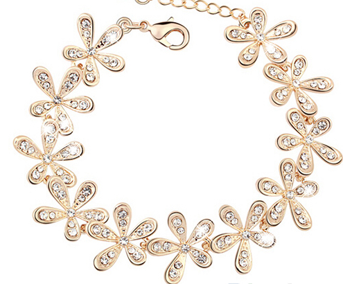Guldfärgat armband med blommor