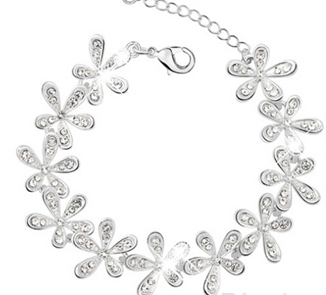 Silverfärgat armband med blommor