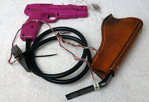 Pistol med kablage och hölster