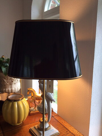 Svart oval lackskärm