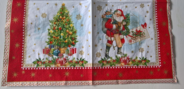 Tomte med gran och julklappar(visar halva servetten)