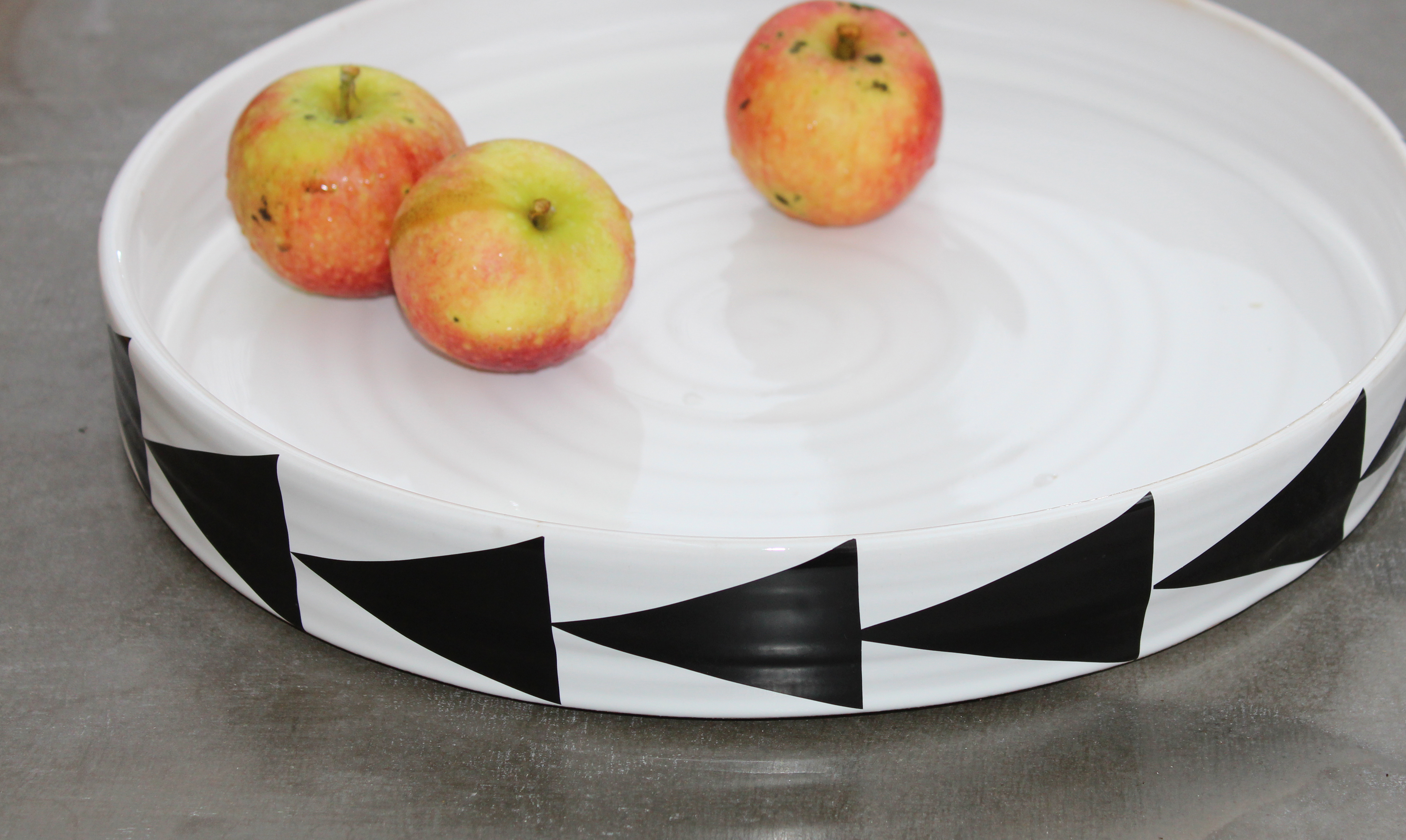 LARGE PLATE with triangle-pattern 