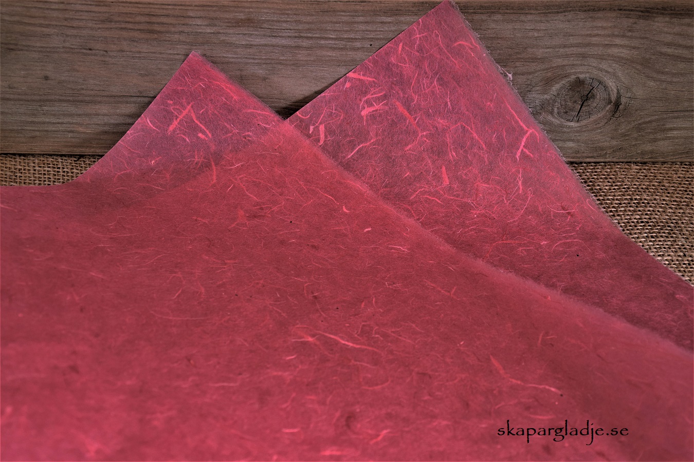 Dekorations-Papper Vaxat Cerise Ark i Olika Strl.